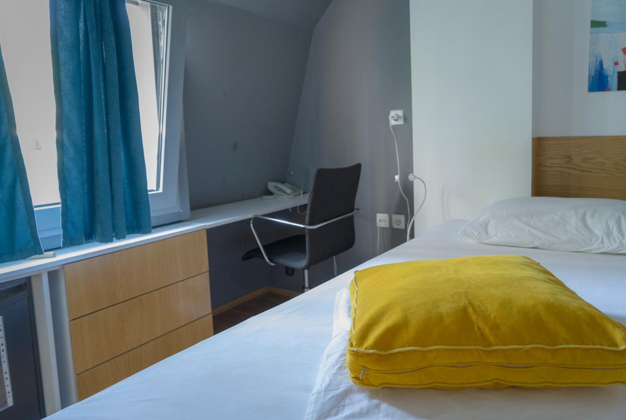 Transit Hotel Central Skopje Bagian luar foto
